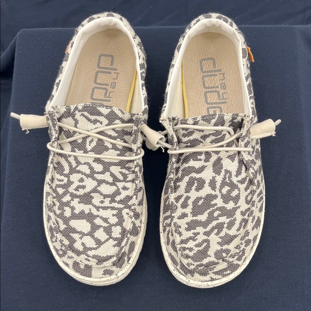 Hey Dude Women’s Woven Cheetah Gray Slip-On Moccasins in Gray and White Size 7